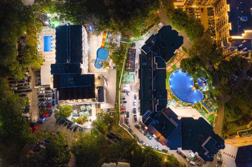金沙Prestige Hotel and Aquapark - All inclusive的夜间公园的顶部景色