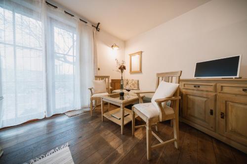 库特纳霍拉捷克库特纳膳食公寓的客厅配有桌椅和电视。