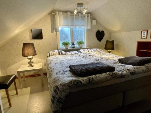 SvängstaHoliday home SVÄNGSTA II的一间卧室配有一张带两个枕头的床