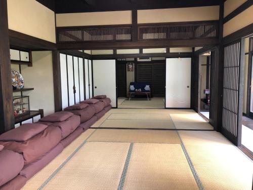 笛吹市Fukurou no Oyado - Vacation STAY 71246v的带沙发的客厅,位于带窗户的房间