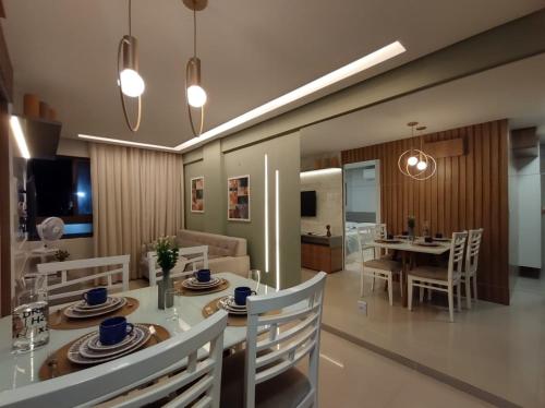 累西腓Rio Park Avenue Number 2 - By TRH Invest的用餐室以及带桌椅的起居室。