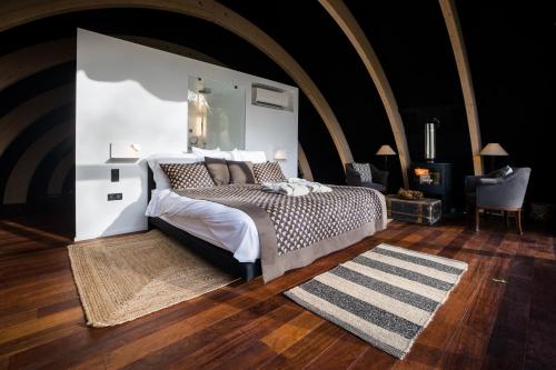 HuldenbergLuxury Glamping Room8 a private hideaway from Brussels的一间卧室配有一张大床和地毯。