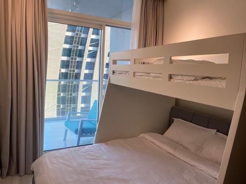 迪拜New Luxury Modern Canal View.的一间卧室设有一张床和一个大窗户