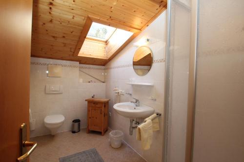 菲根贝格奥博姆斯霍夫酒店的一间带水槽、卫生间和天窗的浴室