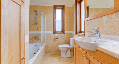库克里亚2 bedroom Villa Oleander with private pool and garden, Aphrodite Hills Resort的浴室配有盥洗盆、卫生间和浴缸。