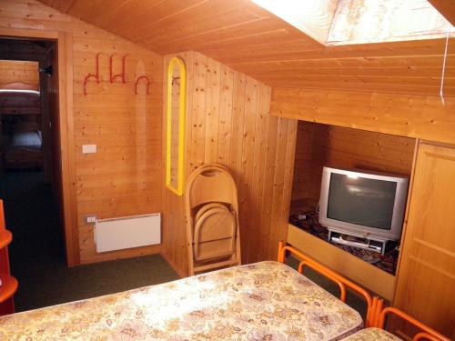 卡雷扎湖Carezza Units, Dolomites的小房间配有电视和桌子