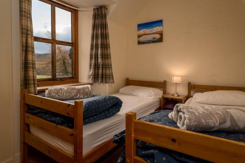 希河谷古拉宾旅馆的带窗户的客房内设有两张单人床。