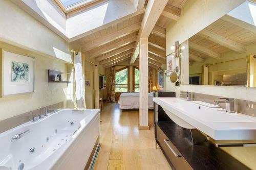 里雾诗Chalet Galadhrim Chamonix Mont Blanc Valley的大型浴室设有两个盥洗盆和大窗户。