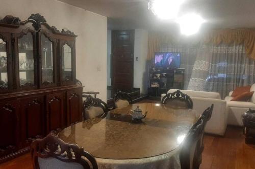 利马Amplio Departamento Residencial en La Molina的客厅配有桌子和沙发