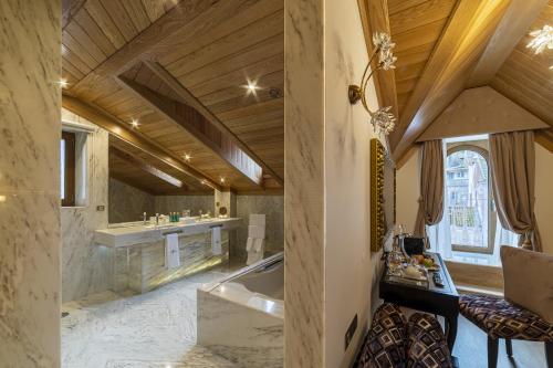 辛特拉Sintra Marmòris Camélia的带浴缸和盥洗盆的大浴室