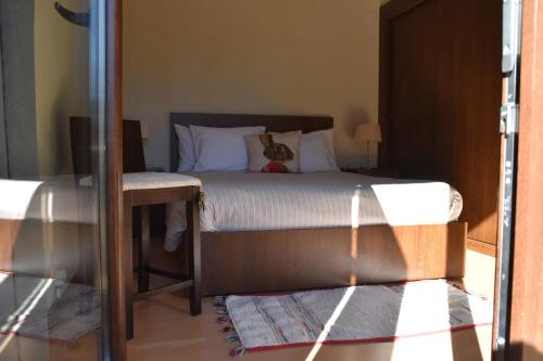 Alvão Village & Camping的一间卧室,卧室里配有一张床,猫坐在床上