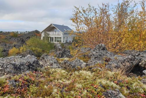 米湖Slow Travel Mývatn - Þúfa - Private Homestay的山顶上岩石的房子