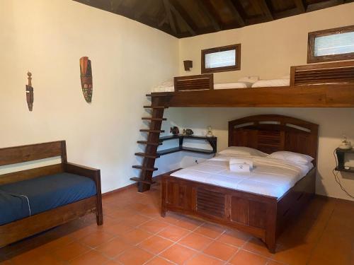 圣多美Roça Vale dos Prazeres的一间卧室配有两张双层床。