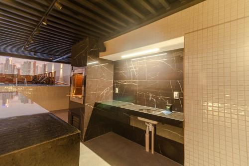 若昂佩索阿Mardisa Design - Luxo e Requinte em Cabo Branco por Carpediem的一间带水槽和镜子的浴室
