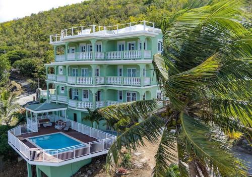 MandalWintberg Tropical Villas的一座带游泳池和棕榈树的大房子