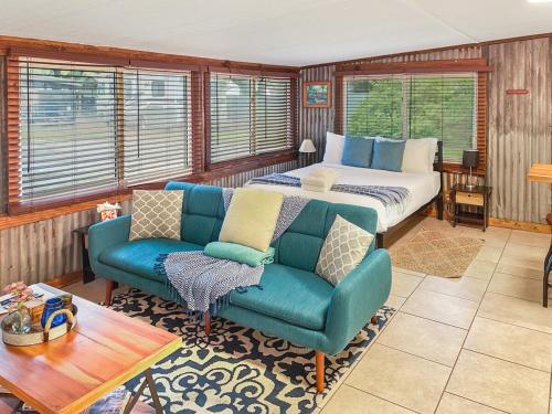 查尔斯顿Island Hideout的一间卧室配有一张床、一张沙发和椅子