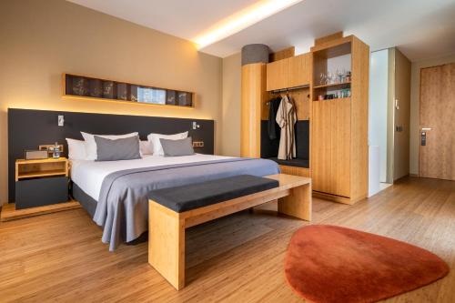 巴塞罗那Ocean Drive Barcelona的一间卧室配有一张大床,里面设有长凳