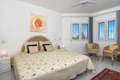 佩德雷尔Casa Koko的一间卧室配有一张床、一把椅子和窗户。