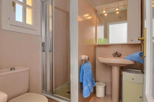 佩德雷尔Casa Koko的带淋浴、卫生间和盥洗盆的浴室
