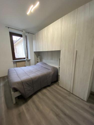 卡萨莱蒙费拉托Casale City的一间卧室配有一张床和木制橱柜