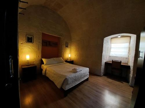 阿雷基帕Casablanca Hostal的一间卧室设有一张床和一个窗口