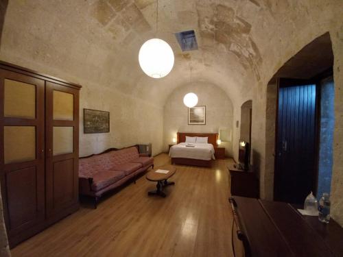 阿雷基帕Casablanca Hostal的一间卧室配有一张床和一个沙发
