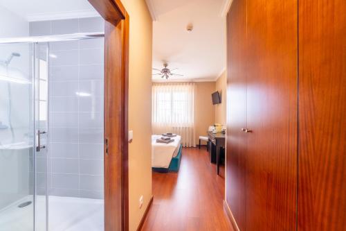 瓦戈斯Boa Vida Alojamentos的带淋浴的浴室和卧室