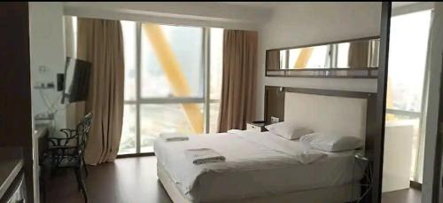 伊斯坦布尔SBK HOTEL的一间卧室设有一张大床和一个大窗户