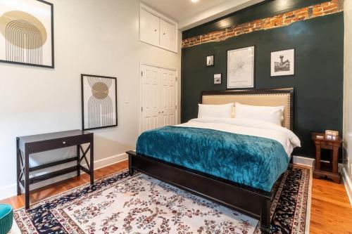 诺克斯维尔Jolene's Hideout的一间卧室配有一张带蓝色毯子的床