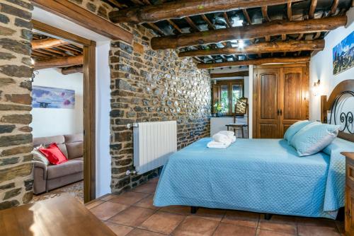 卡皮雷拉Casa Antonia Capileira La Alpujarra的一间设有蓝色床的砖墙卧室