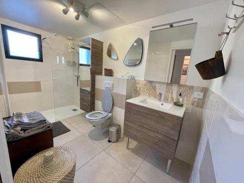 勒拉旺杜le verger des naiades的浴室配有卫生间、盥洗盆和淋浴。