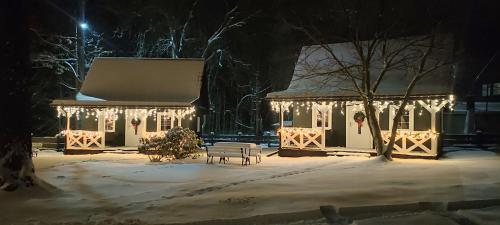 米尔科Domek pod Karpaczem 2的雪中带圣诞灯的房子