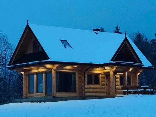 斯派特克维瑟beskid house的小木屋,设有雪盖屋顶