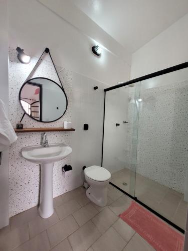 乌巴图巴Aldeia Ubatuba的一间带水槽、卫生间和镜子的浴室