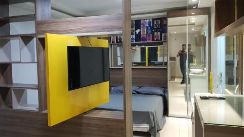 马拉巴Studio Maraba-LOFT LINDO的一间卧室配有一张黄色墙壁的床