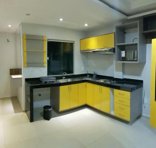 马拉巴Studio Maraba-LOFT LINDO的厨房配有黄色橱柜和水槽