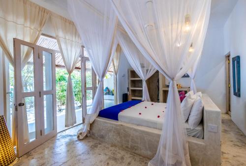 江比阿Sharazad Oasis Retreat的一间卧室配有一张带蚊帐的床
