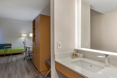 里士满Best Western PLUS Executive Hotel Richmond的一间带水槽和镜子的浴室