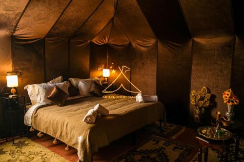 伊尔富德Sahara Desert Camping Merzouga & Erg Chebbi Dunes的帐篷内一间卧室,配有一张床