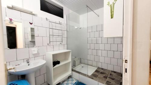旧阿比唐Villa Majorelia的白色的浴室设有水槽和镜子