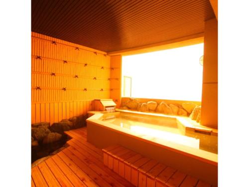 蒲郡市Hotel Mikawa Kaiyoukaku - Vacation STAY 90625v的带浴缸的大窗户