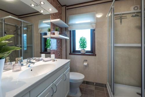 特罗姆瑟Spacious modern apartment, close to nature的一间带水槽、卫生间和淋浴的浴室