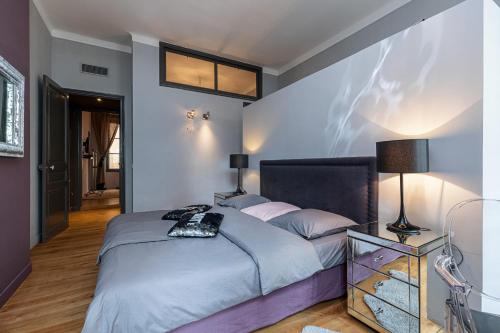 戛纳Travel lodge的一间卧室配有一张大床和床头灯