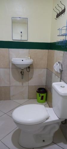 ItaytayRodel Yellow Hauz的浴室配有白色卫生间和盥洗盆。