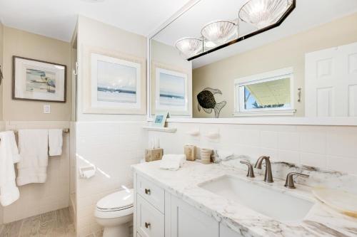 基克罗尼海滩Casa Del Mar的白色的浴室设有水槽和卫生间。
