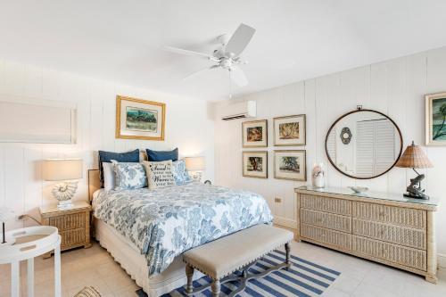 基克罗尼海滩Casa Del Mar的一间卧室配有一张床和吊扇