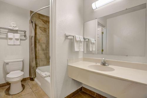 克洛维斯Motel 6-Clovis, NM的一间带水槽、卫生间和镜子的浴室