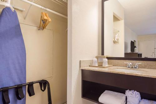 克利尔沃特SureStay Hotel by Best Western St Pete Clearwater Airport的一间带水槽和镜子的浴室