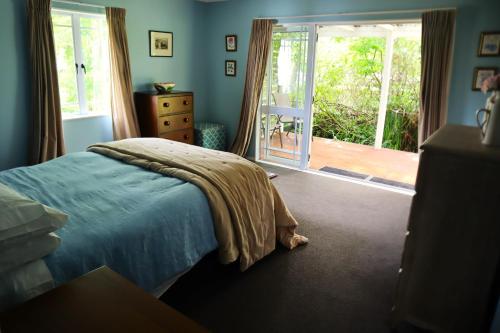 PatangataThe Parklet的一间卧室设有一张床和一个滑动玻璃门