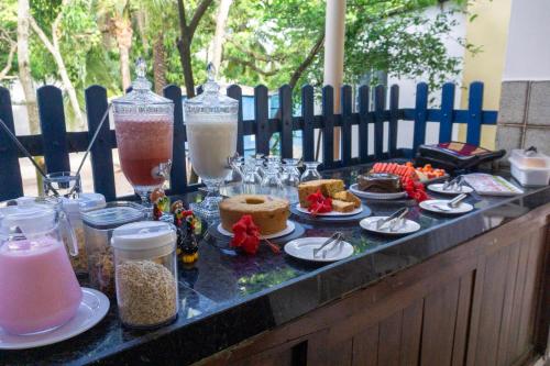 嘎林海斯港Pousada Porto Verano的一张桌子,上面放着食物和饮料